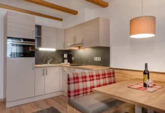 Wohn-Essbereich mit Kochnische/Living-dining area with kitchenette